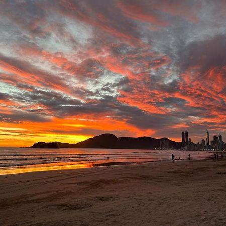 شقة Avenida Atlantica, Beira Mar, Pe Na Areia Balneário Camboriú المظهر الخارجي الصورة