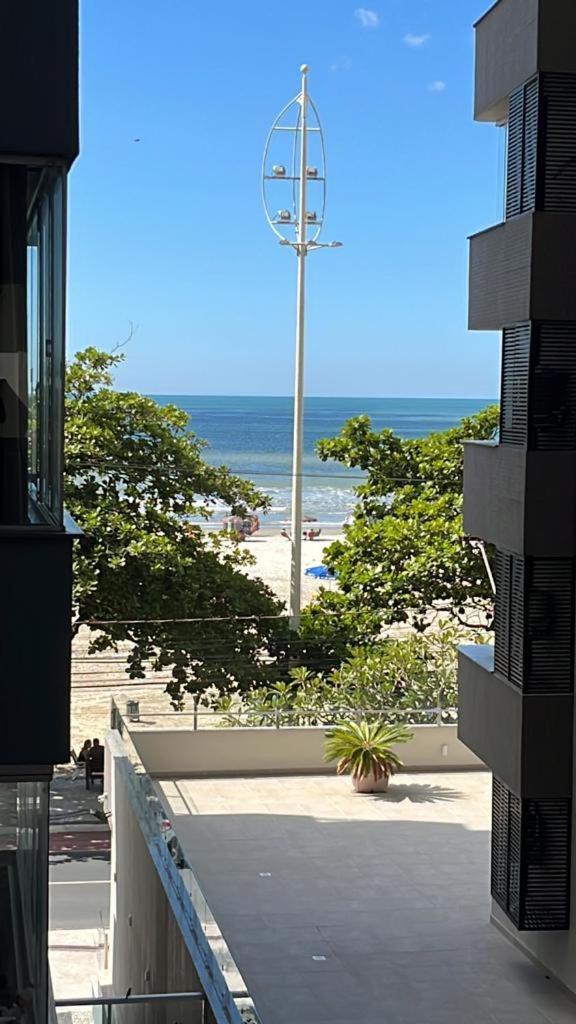 شقة Avenida Atlantica, Beira Mar, Pe Na Areia Balneário Camboriú المظهر الخارجي الصورة