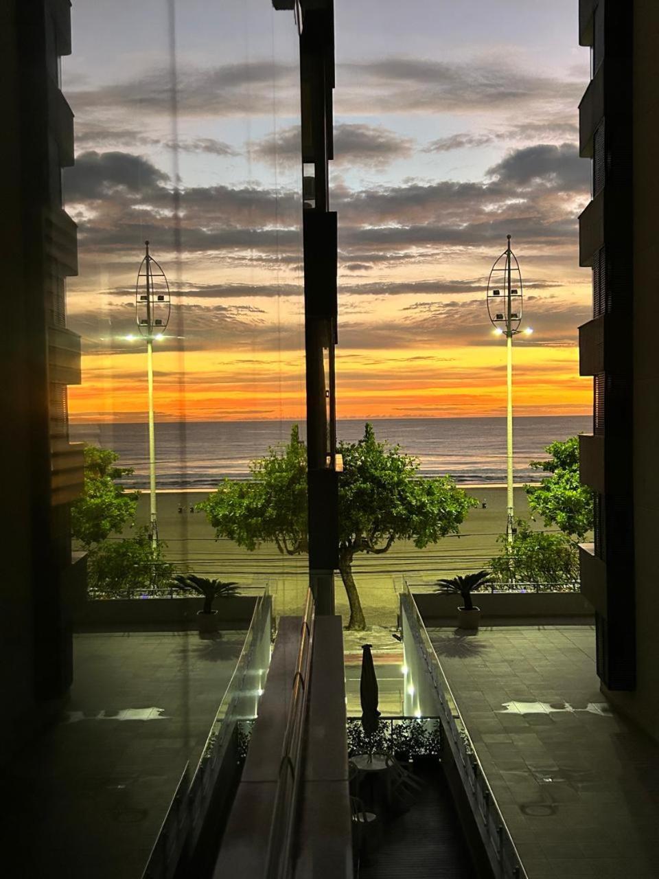 شقة Avenida Atlantica, Beira Mar, Pe Na Areia Balneário Camboriú المظهر الخارجي الصورة